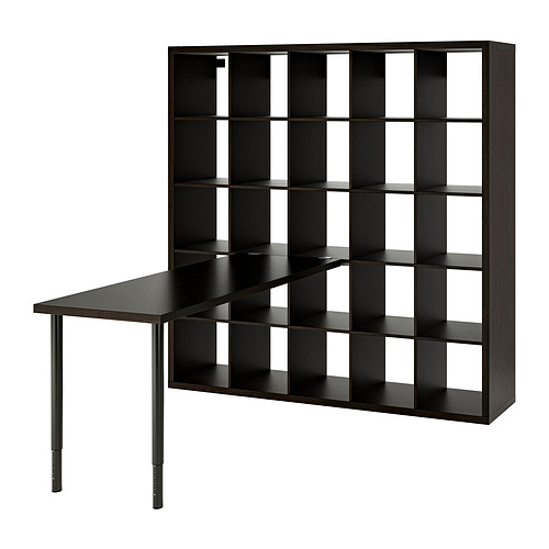 Un combo KALLAX de ikea: escritorio negro con patas ajustables unido a una estantería alta KALLAX marrón oscuro.