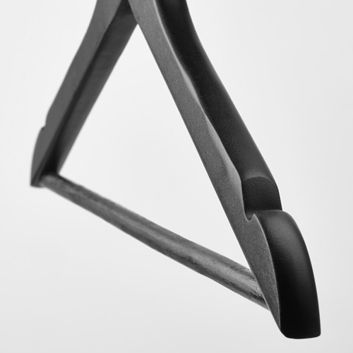Percha moderna con un diseño elegante y curvo y una construcción robusta, que muestra una artesanía de calidad.