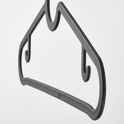 Percha de plástico negro, diseñada para pantalones o camisas, mostrada en primer plano, destacando el diseño duradero que ahorra espacio.