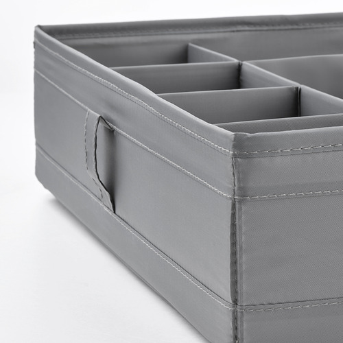 Organizador de tela gris con múltiples compartimentos, con costuras resistentes y material duradero.