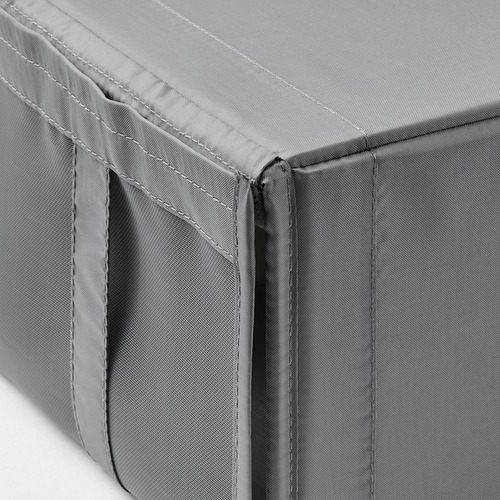 Primer plano de la caja de almacenamiento de malla gris, con costuras duraderas y detalles de cremallera.