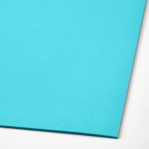 Primer plano de papel turquesa liso de alta calidad, ideal para manualidades infantiles.