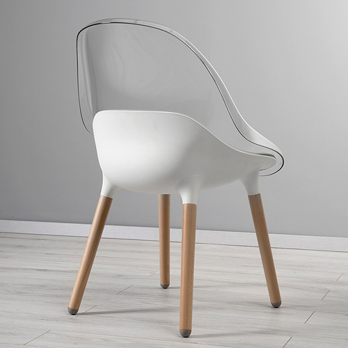 Moderna silla blanca con elegantes patas de madera, diseñada para la comodidad y el estilo.