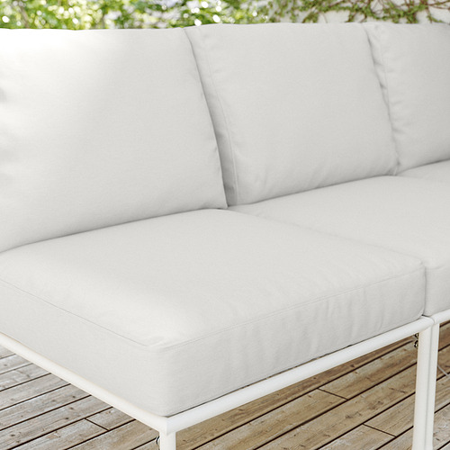 Cojines de sofá de exterior blancos, de diseño moderno, fabricados con materiales reciclados.