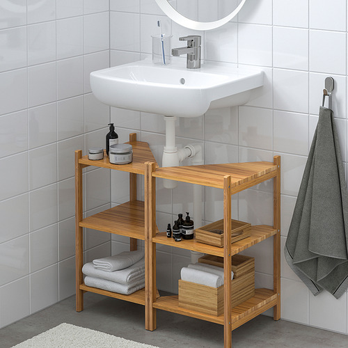 Baño con lavabo, espejo y estante de bambú organizado.