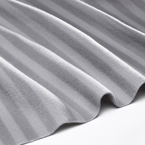 Manta de vellón suave y gris, suavemente drapeada, mostrando su textura suave.