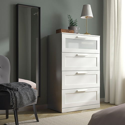 Baúl BRIMNES blanco con tapa de cristal, entre espejo y cama, decoración moderna del dormitorio.