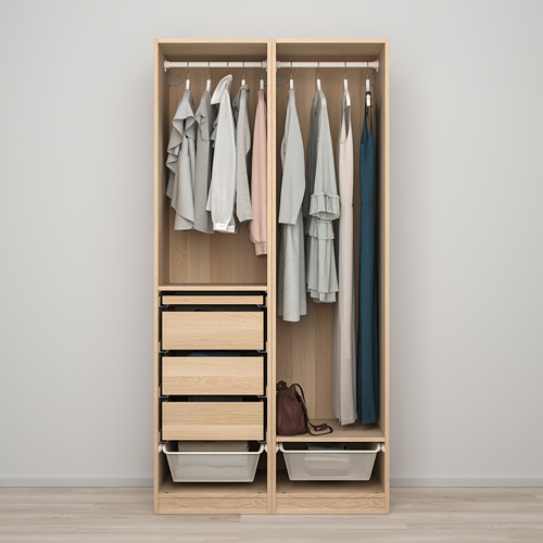 Armario moderno de roble con cajones, estantes y espacio para colgar la ropa.