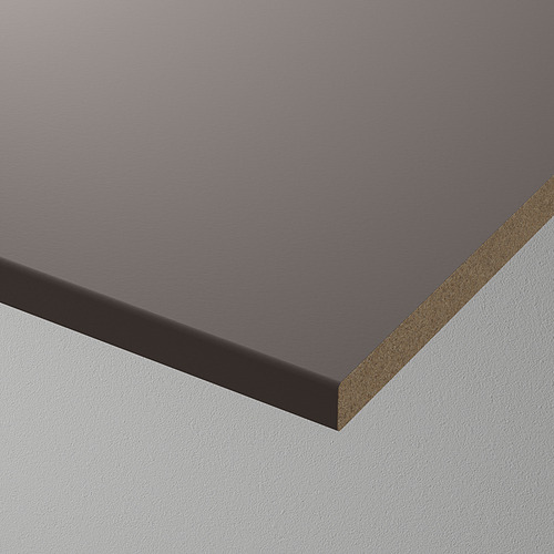Primer plano de una estantería gris texturizada de alta calidad con borde elegante, montada sobre una pared blanca.
