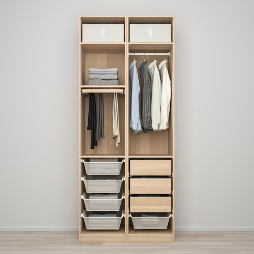 Armario moderno con estantes, espacio para colgar, cajones y cestas para el almacenamiento organizado de la ropa.