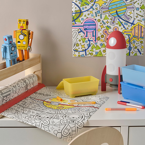 Escritorio infantil con lámpara led AFTONSPARV, juguetes robot, tapete para colorear y bolígrafos. La lámpara cambia de colores, promoviendo un ambiente divertido y creativo.