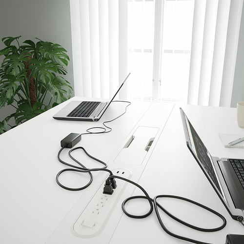 Moderna mesa de conferencias de oficina con cargadores para portátiles y gestión de cables, adecuada para sentarse y estar de pie.