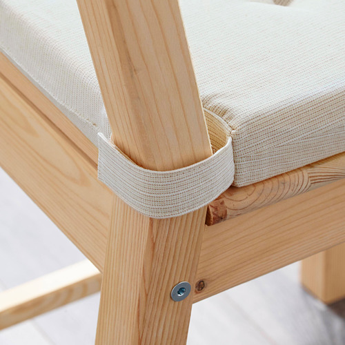 Silla de madera con cojín beige asegurado por sujetadores, que muestra comodidad y fácil limpieza.