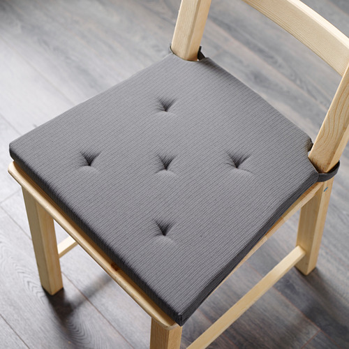 Almohadilla de silla justinia gris oscuro con marcos de madera, detalles capitoné y cierres seguros.