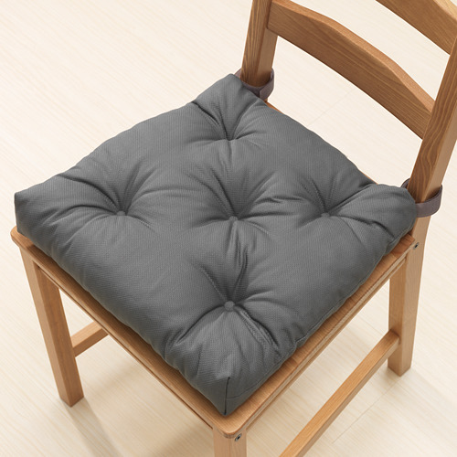 Una silla de madera con una almohadilla de asiento acolchada de color gris suave. La almohadilla tiene un diseño con mechones, lo que agrega comodidad.