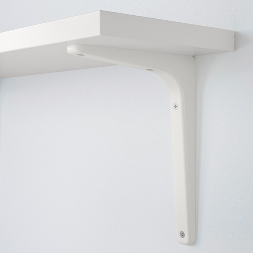 Estante de pared blanco con soporte metálico resistente, fijado de forma segura a la pared.