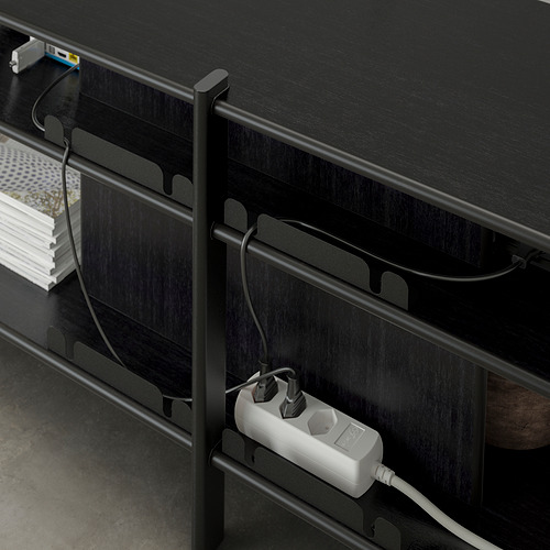 Mueble JÄTTESTA negro con estantes de bambú, patas metálicas y sistema de gestión de cables.