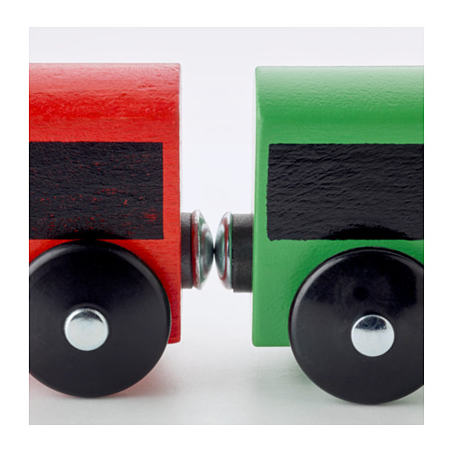 Dos vibrantes vagones de tren de juguete de madera, rojo y verde, unidos por un conector de metal, que muestran una construcción duradera y colores vivos.