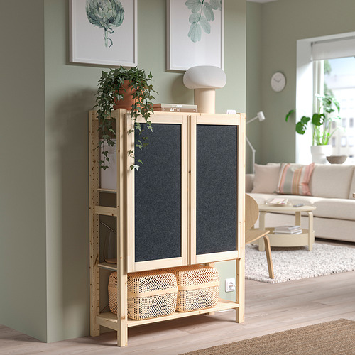 Mueble de tv de madera IVAR con lámpara y planta en acogedora sala de estar.