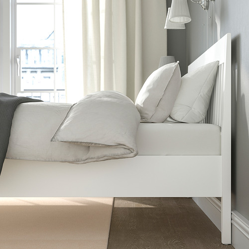Cama moderna con laterales y cabecera ajustables, con un diseño limpio y una construcción robusta, ideal para varios grosores de colchón.