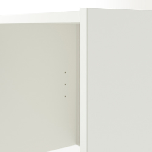 Estantería blanca minimalista con líneas limpias y sin estantes visibles.
