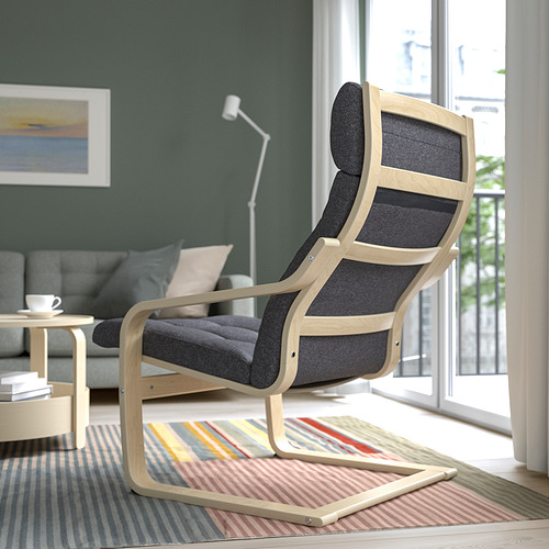 Una sala de estar moderna con un sillón reclinable tapizado en gris con marco de madera cerca de una ventana, que ofrece soporte para el cuello y comodidad.
