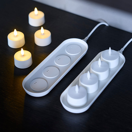 Seis velas parpadeantes, algunas cargadas, creando un ambiente acogedor.