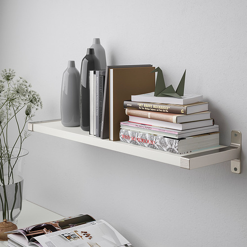 Un estante de pared moderno contiene libros, jarrones y decoraciones con bordes biselados y lisos para un estilo versátil.