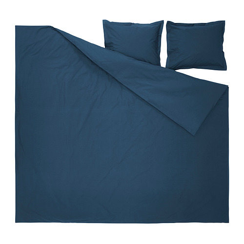 Un juego nórdico HAMPFLOCKEL en azul oscuro. Incluye un edredón y dos fundas de almohada, todas ellas de algodón. El diseño es sencillo y elegante.
