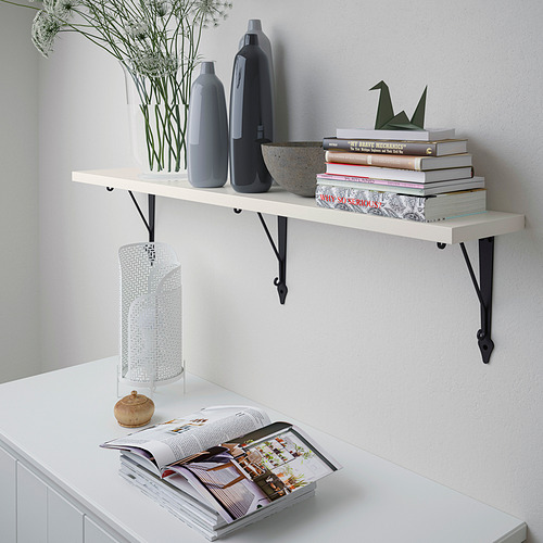 Estantería moderna BERGSHULT con libros, jarrones y decoración, montada de forma segura.