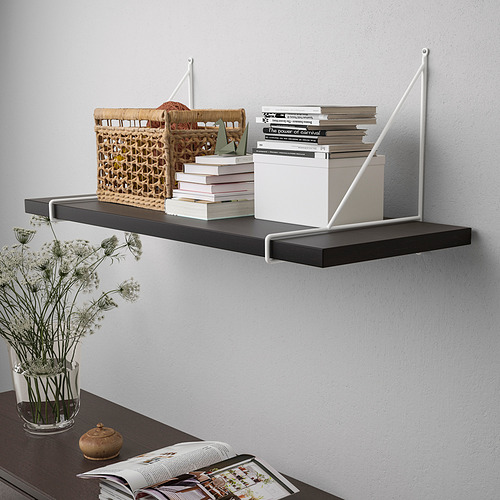 Estante de pared con libros, cesta de almacenamiento y jarrón decorativo. Solución de almacenamiento sencilla y versátil.