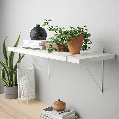 Estante de pared blanco con borde biselado sostiene libros, plantas y decoración. Soporta hasta 10 kg distribuidos uniformemente.