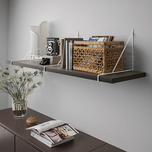 Estantería de pared moderna, de madera con soportes metálicos, expositores de libros, cesta y cámara.