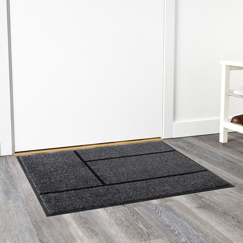 Alfompudo gris con rayas negras sobre suelo de madera, respaldo de goma para agarre, apto para zonas de alto tránsito.