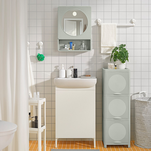 Mueble IVÖSJÖN verde brillante en el baño, maximizando el almacenamiento vertical con polipropileno reciclado.
