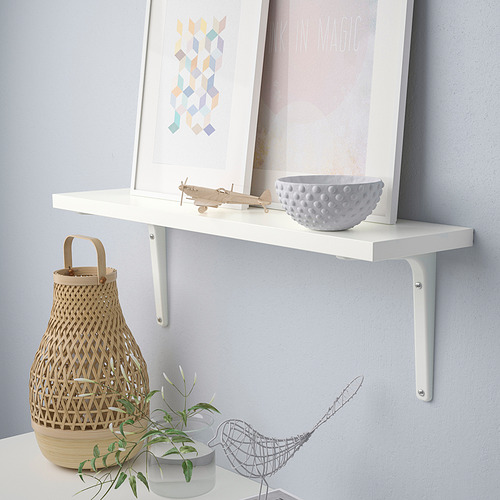 Estante de pared que muestra artículos de decoración como un tazón, un avión, una cesta y una planta. Soporta hasta 10 kg.