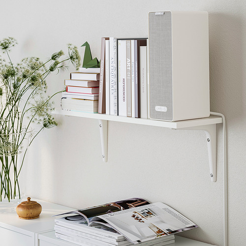 Estantería de pared BURHULT: libros, decoración, altavoz, plantas. Maximiza el espacio vertical.