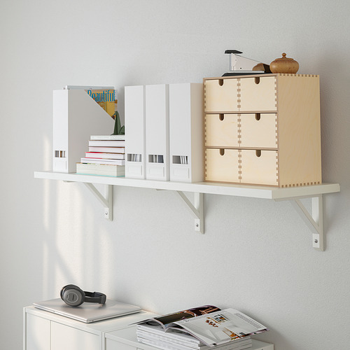 Un estante montado en la pared que muestra libros, cajas y decoración. Forma parte de la serie TRANHULT y maximiza el espacio de la pared para el almacenamiento y la exposición.
