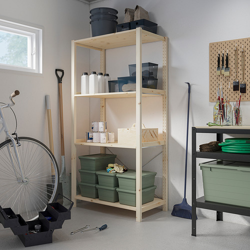 Mueble de almacenaje IVAR de madera natural, con capacidad para diversos objetos, contra la pared con ventana.