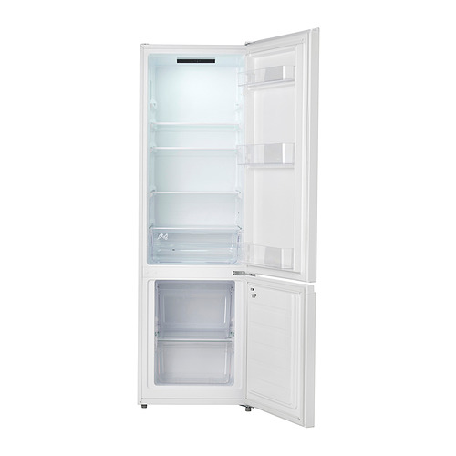 Un combo de refrigerador y congelador independiente blanco con estantes ajustables y cajones transparentes.
