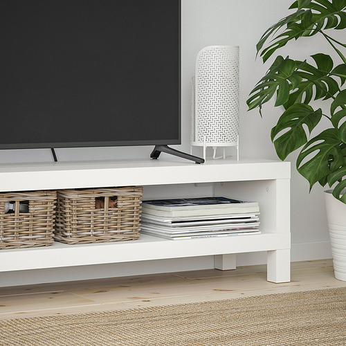 Mueble de tv blanco con cestas de mimbre y libros. Perfecto para organizar y almacenar archivos multimedia.
