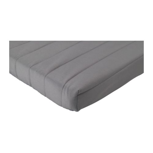 Colchón rectangular de espuma gris con diseño acolchado.