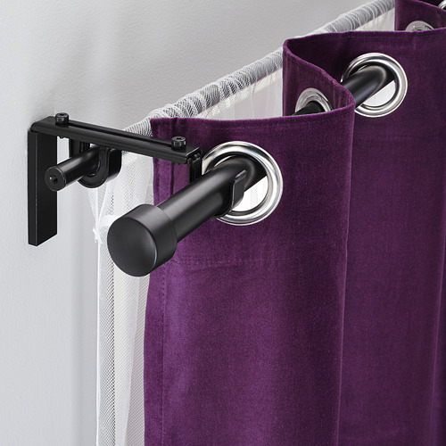 Portabarras de cortina negro con cortinas moradas. Permite colgar dos capas de cortina.