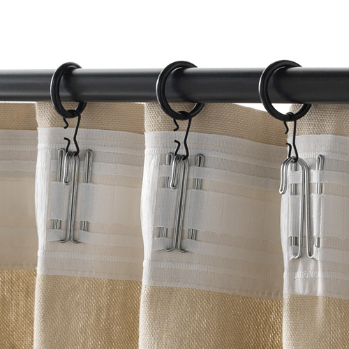 Anillos, clips y ganchos de cortina negros para colgar fácilmente las cortinas.