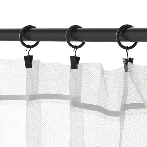 Barra de cortina negra con anillos, ganchos y clips que sostienen cortinas blancas transparentes.