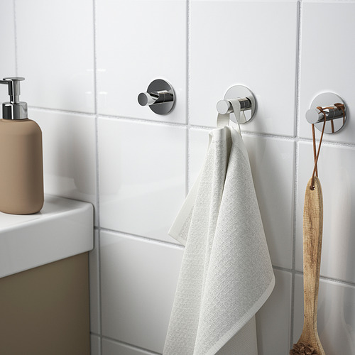 Ganchos de baño con toallas; montado en la pared sin taladrar; cinta adhesiva utilizada.