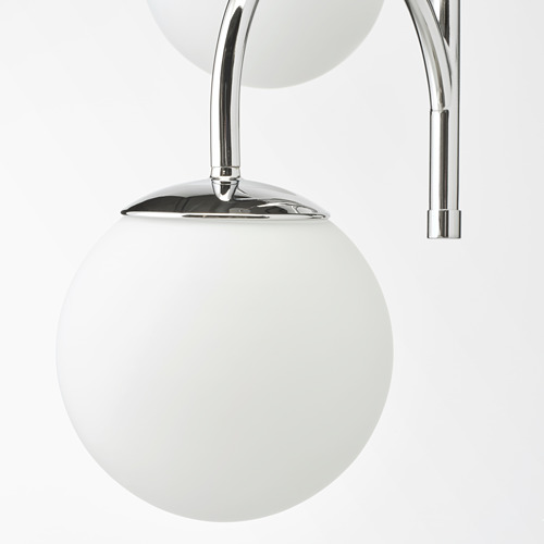 Elegante lámpara de cristal cromado, elegante sencillez, iluminación difusa.