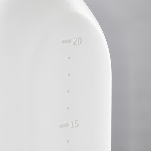 Botella de spray blanca con marcas de medida. Muestra los niveles 15 y 20. Superficie lisa de alta calidad.