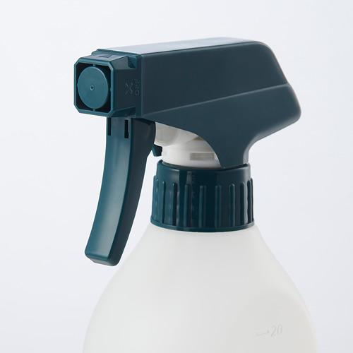 Una botella de spray duradera con boquilla ajustable y bloqueo para mayor seguridad, hecha de plástico de polietileno.