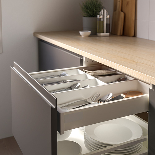 Cajón de cocina abierto que muestra la bandeja de utensilios UPPDATERA, organizada con tenedores, cuchillos, cucharas y cucharones, lo que demuestra un fácil acceso y almacenamiento.